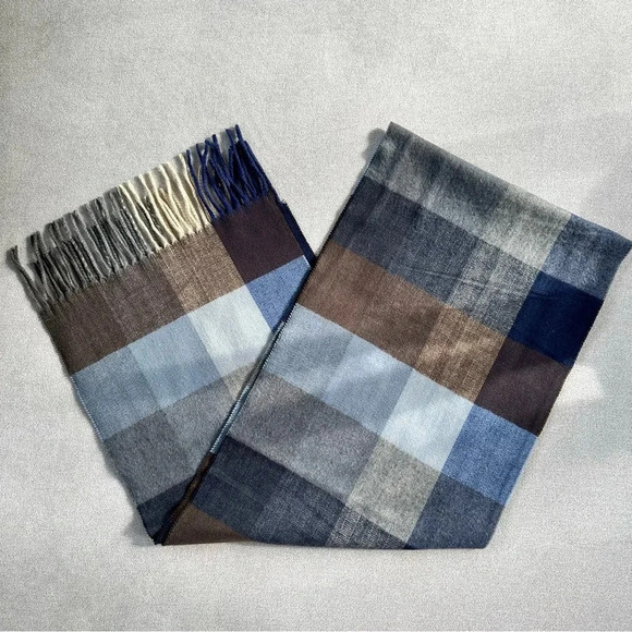 *Lot of 4* patterned scarves with tassels. - Picture 2 of 8